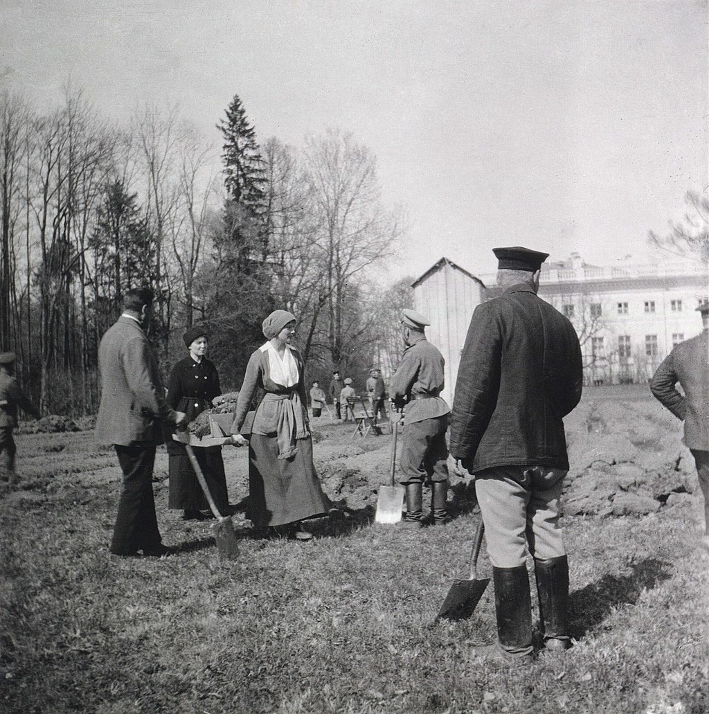 0_1703009507995_Η οικογένεια των Ρομάνοφ εργάζεται στο Παλάτι του Αλέξανδρου για τη δημιουργία λαχανόκηπου το Μάιο του 1917..jpg